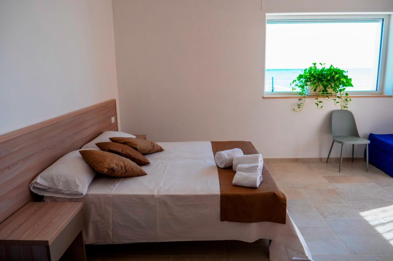 B&B A Un Passo Dal Mare 托雷坎内 外观 照片